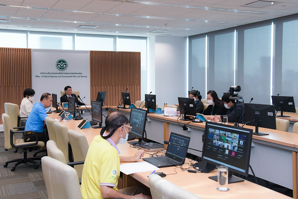 การประชุม ณ ห้องประชุม 1002 ตึกทิปโก้ 2 และผ่านระบบวิดีทัศน์ทางไกล มีเจ้าหน้าที่สำนักงานนโยบายและแผนทรัพยากรธรรมชาติและสิ่งแวดล้อมเข้าร่วมการประชุม