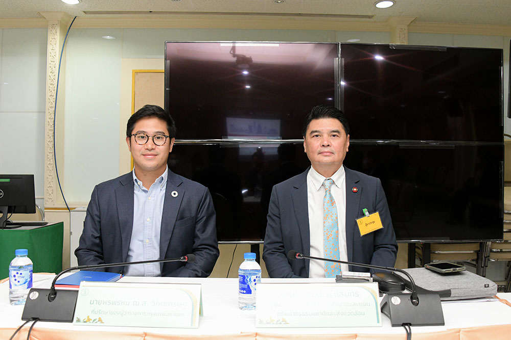นายจิรวัฒน์ ระติสุนทร รองเลขาธิการ สำนักงานนโยบายและแผนทรัพยากรธรรมชาติและสิ่งแวดล้อม และนายพรพรหม ณ.ส. วิกิตเศรษฐ์ ที่ปรึกษาของผู้ว่าราชการกรุงเทพมหานคร นายจิรวัฒน์ ระติสุนทร รองเลขาธิการ สำนักงานนโยบายและแผนทรัพยากรธรรมชาติและสิ่งแวดล้อม และนายพรพรหม ณ.ส. วิกิตเศรษฐ์ ที่ปรึกษาของผู้ว่าราชการกรุงเทพมหานคร