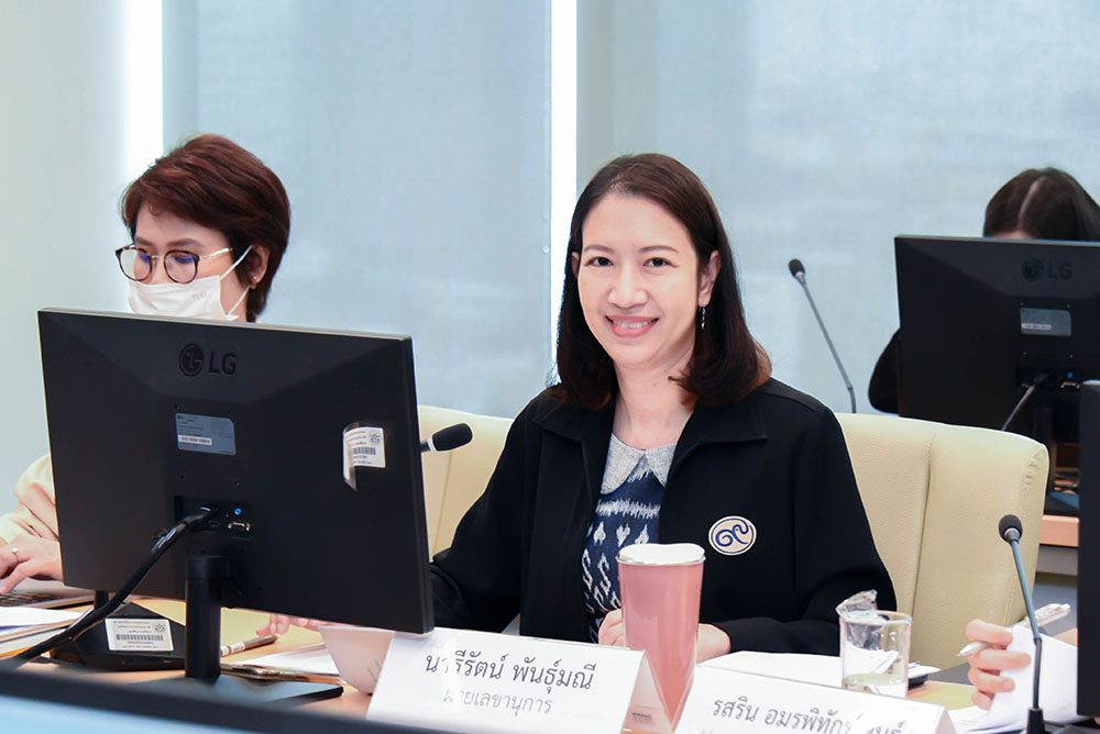 นางสาวนารีรัตน์ พันธุ์มณี ผอ.กปอ. ในฐานะคณะทำงานและเลขานุการฯ ได้รายงานความก้าวหน้าโครงการที่ขอรับการสนับสนุนจากกองทุนภูมิอากาศสีเขียว และความก้าวหน้าการดำเนินงานเพื่อส่งเสริมการเข้าถึงการสนับสนุนทางการเงินระหว่างประเทศด้านการเปลี่ยนแปลงสภาพภูมิอากาศด้วย