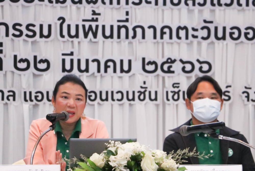 นางจตุพร รักสันติชาติ ผู้อำนวยการกลุ่มงานปิโตรเคมี กองประเมินผลกระทบสิ่งแวดล้อม และนายรัตน เลี้ยงสกุล นักวิชาการสิ่งแวดล้อมชำนาญการ กลุ่มงานประสานการติดตามตรวจสอบ กองพัฒนาระบบการประเมินผลกระทบสิ่งแวดล้อม เป็นวิทยากรในการบรรยาย