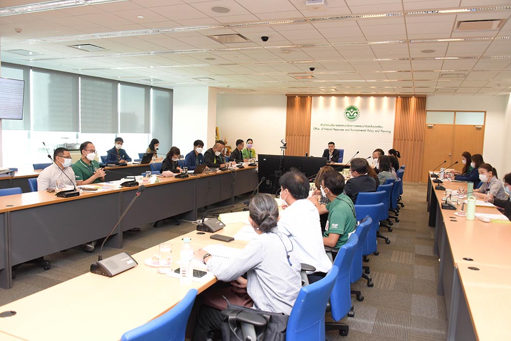 เจ้าหน้าที่ สผ. เข้าร่วมให้ข้อมูล รวมประมาณ 40 คน ณ ห้องประชุม 1001 ชั้น 10 อาคารทิปโก้ 2 โดยที่ประชุมมีการพิจารณาวาระสำคัญ 1 เรื่อง มีมติให้ยกเลิกโครงการก่อสร้างระบบการจัดการขยะเพื่อผลิตเป็นเชื้อเพลิง (Refuse Derived Fuel: RDF) และปุ๋ยอินทรีย์ อบต.คลองสาม จ.ปทุมธานี และส่งคืนงบประมาณ เนื่องจาก ประชาชนไม่เห็นด้วย เอกสารตามหลักเกณฑ์ไม่ครบถ้วน และเปลี่ยนแปลงสถานที่ตั้งโครงการ ทั้งนี้ หาก อบต.คลองสาม มีความจำเป็นในการดำเนินโครงการดังกล่าวให้ดำเนินการศึกษารายละเอียดตามหลักเกณฑ์การขอรับการสนับสนุนงบประมาณแล้วเสนอคำขอรับการสนับสนุนงบประมาณใหม่ตามขั้นตอนต่อไป เจ้าหน้าที่ สผ. เข้าร่วมให้ข้อมูล รวมประมาณ 40 คน ณ ห้องประชุม 1001 ชั้น 10 อาคารทิปโก้ 2 โดยที่ประชุมมีการพิจารณาวาระสำคัญ 1 เรื่อง มีมติให้ยกเลิกโครงการก่อสร้างระบบการจัดการขยะเพื่อผลิตเป็นเชื้อเพลิง (Refuse Derived Fuel: RDF) และปุ๋ยอินทรีย์ อบต.คลองสาม จ.ปทุมธานี และส่งคืนงบประมาณ เนื่องจาก ประชาชนไม่เห็นด้วย เอกสารตามหลักเกณฑ์ไม่ครบถ้วน และเปลี่ยนแปลงสถานที่ตั้งโครงการ ทั้งนี้ หาก อบต.คลองสาม มีความจำเป็นในการดำเนินโครงการดังกล่าวให้ดำเนินการศึกษารายละเอียดตามหลักเกณฑ์การขอรับการสนับสนุนงบประมาณแล้วเสนอคำขอรับการสนับสนุนงบประมาณใหม่ตามขั้นตอนต่อไป