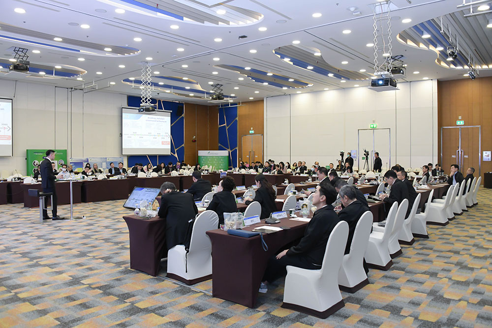 การนำเทคโนโลยีการดักจับและกักเก็บคาร์บอน (CCS) มาประยุกต์ใช้เพื่อการพัฒนากลไกตลาดคาร์บอนเครดิตทั้งในประเทศและระหว่างประเทศ การพัฒนาเศรษฐกิจแบบ BCG การเร่งออก (ร่าง) พระราชบัญญัติการเปลี่ยนแปลง สภาพภูมิอากาศ พ.ศ. … การจัดตั้งกรมการเปลี่ยนแปลงสภาพภูมิอากาศและสิ่งแวดล้อม นอกจากนี้ ในช่วงท้าย ของการบรรยาย เลขาธิการ สผ. ได้ตอบข้อซักถามในประเด็นต่าง ๆ จากผู้เข้าร่วมอบรม อาทิ ข้อจำกัดของกฎหมาย การมีส่วนร่วมของ SME และมาตรการจูงใจสำหรับภาคเอกชนในการลดก๊าซเรือนกระจก โดยมีผู้เข้าร่วมอบรมหลักสูตรดังกล่าว ประมาณ 85 คน การนำเทคโนโลยีการดักจับและกักเก็บคาร์บอน (CCS) มาประยุกต์ใช้เพื่อการพัฒนากลไกตลาดคาร์บอนเครดิตทั้งในประเทศและระหว่างประเทศ การพัฒนาเศรษฐกิจแบบ BCG การเร่งออก (ร่าง) พระราชบัญญัติการเปลี่ยนแปลง สภาพภูมิอากาศ พ.ศ. … การจัดตั้งกรมการเปลี่ยนแปลงสภาพภูมิอากาศและสิ่งแวดล้อม นอกจากนี้ ในช่วงท้าย
ของการบรรยาย เลขาธิการ สผ. ได้ตอบข้อซักถามในประเด็นต่าง ๆ จากผู้เข้าร่วมอบรม อาทิ ข้อจำกัดของกฎหมาย การมีส่วนร่วมของ SME และมาตรการจูงใจสำหรับภาคเอกชนในการลดก๊าซเรือนกระจก โดยมีผู้เข้าร่วมอบรมหลักสูตรดังกล่าว ประมาณ 85 คน