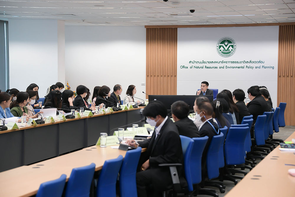 สำนักงานนโยบายและแผนการขนส่งและจราจร (สนข.) สำนักงานเศรษฐกิจการเกษตร (สศก.) กรมโรงงานอุตสาหกรรม (กรอ.) และกรมควบคุมมลพิษ (คพ.) ทบทวนและจัดทำข้อมูลสถานภาพการดำเนินงานตามแผนปฏิบัติการฯ ฉบับเดิม พร้อมทั้งข้อมูลรายละเอียดมาตรการ/โครงการ/กิจกรรม เพื่อบรรลุเป้าหมายการมีส่วนร่วมที่ประเทศกำหนด ฉบับปรับปรุง ครั้งที่ 2 ร้อยละ 30-40 จากกรณีปกติและนำส่งข้อมูลดังกล่าวให้ สผ. รวบรวมและประมวลข้อมูลดังกล่าว เพื่อใช้ประกอบการจัดทำแผนปฏิบัติการลดก๊าซเรือนกระจกของประเทศ พ.ศ. 2564 - 2573 ต่อไป สำนักงานนโยบายและแผนการขนส่งและจราจร (สนข.) สำนักงานเศรษฐกิจการเกษตร (สศก.) กรมโรงงานอุตสาหกรรม (กรอ.) และกรมควบคุมมลพิษ (คพ.) ทบทวนและจัดทำข้อมูลสถานภาพการดำเนินงานตามแผนปฏิบัติการฯ ฉบับเดิม พร้อมทั้งข้อมูลรายละเอียดมาตรการ/โครงการ/กิจกรรม เพื่อบรรลุเป้าหมายการมีส่วนร่วมที่ประเทศกำหนด ฉบับปรับปรุง ครั้งที่ 2 ร้อยละ 30-40 จากกรณีปกติและนำส่งข้อมูลดังกล่าวให้ สผ. รวบรวมและประมวลข้อมูลดังกล่าว เพื่อใช้ประกอบการจัดทำแผนปฏิบัติการลดก๊าซเรือนกระจกของประเทศ พ.ศ. 2564 - 2573 ต่อไป