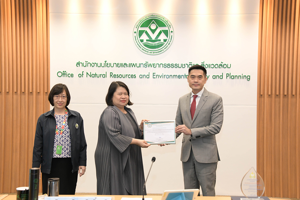 ในโอกาสนี้ เลขาธิการ สำนักงานนโยบายและแผนทรัพยากรธรรมชาติและสิ่งแวดล้อม ได้มอบเกียรติบัตร ให้กับ กยผ. กพส. กลช. กปอ. ที่ร่วมกันขับเคลื่อนตัวชี้วัดตามมาตรการปรับปรุงประสิทธิภาพในการปฏิบัติราชการ ประจำปีงบประมาณ พ.ศ. 2565 จนบรรลุในระดับคุณภาพ (100 คะแนน) ในโอกาสนี้ เลขาธิการ สำนักงานนโยบายและแผนทรัพยากรธรรมชาติและสิ่งแวดล้อม ได้มอบเกียรติบัตร ให้กับ กยผ. กพส. กลช. กปอ. ที่ร่วมกันขับเคลื่อนตัวชี้วัดตามมาตรการปรับปรุงประสิทธิภาพในการปฏิบัติราชการ ประจำปีงบประมาณ พ.ศ. 2565 จนบรรลุในระดับคุณภาพ (100 คะแนน)