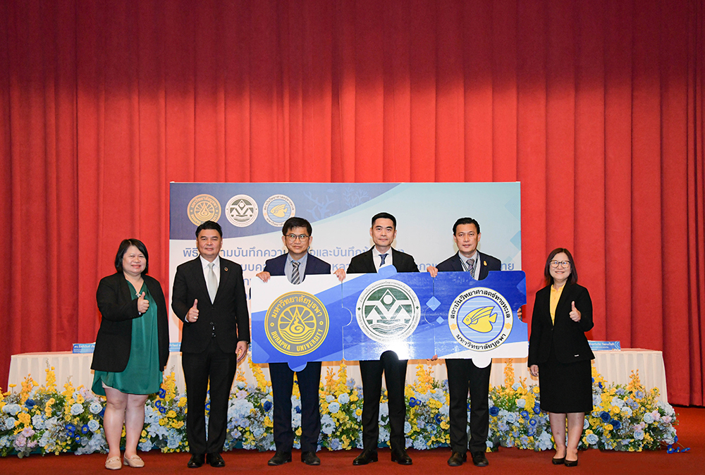 ดร.พิรุณ สัยยะสิทธิ์พานิช เลขาธิการ สผ. รองศาสตราจารย์ ดร.วัชรินทร์ กาสลัก อธิการบดีมหาวิทยาลัยบูรพา และ ดร.บัลลังก์ เนื่องแสง ผู้อำนวยการสถาบันวิทยาศาสตร์ทางทะเล มหาวิทยาลัยบูรพา นายจิรวัฒน์ ระติสุนทร รองเลขาธิการ สผ. และ ดร.จิตตินันท์ เรืองวีรยุทธ ผู้อำนวยการกองจัดการความหลากหลายทางชีวภาพ ร่วมถ่ายภาพร่วมกัน