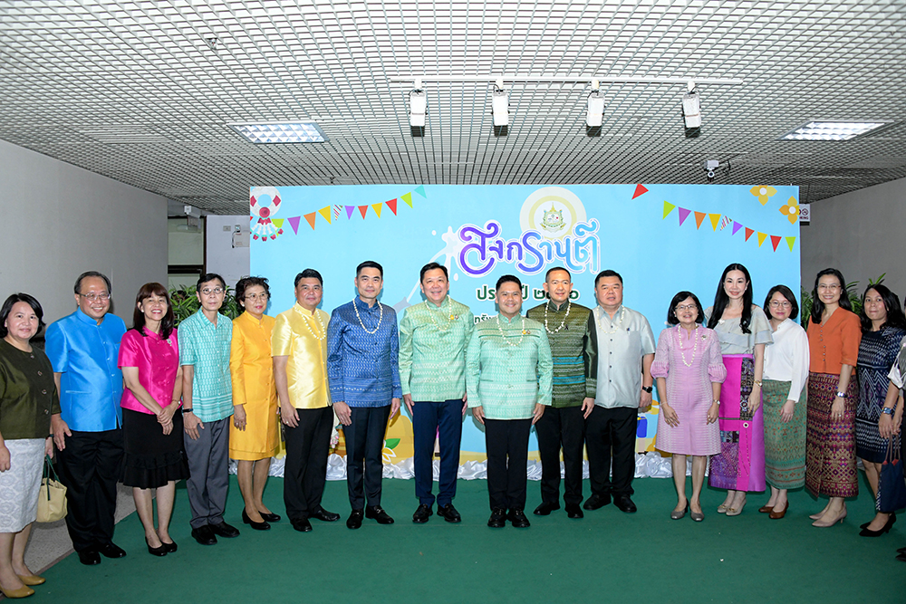 นายวราวุธ ศิลปอาชา รมว.ทส. นายจตุพร บุรุษพัฒน์ ปกท.ทส. ดร.พิรุณ สัยยะสิทธิ์พานิช เลขาธิการ สผ. พร้อมด้วย รองเลขาธิการ สผ. นายจิรวัฒน์ ระติสุนทร นางอินทิรา เอื้อมลฉัตร และเจ้าหน้าที่ในสังกัด ทส. ถ่ายรูปร่วมกัน นายวราวุธ ศิลปอาชา รมว.ทส. นายจตุพร บุรุษพัฒน์ ปกท.ทส. ดร.พิรุณ สัยยะสิทธิ์พานิช เลขาธิการ สผ. พร้อมด้วย รองเลขาธิการ สผ. นายจิรวัฒน์ ระติสุนทร นางอินทิรา เอื้อมลฉัตร และเจ้าหน้าที่ในสังกัด ทส. ถ่ายรูปร่วมกัน