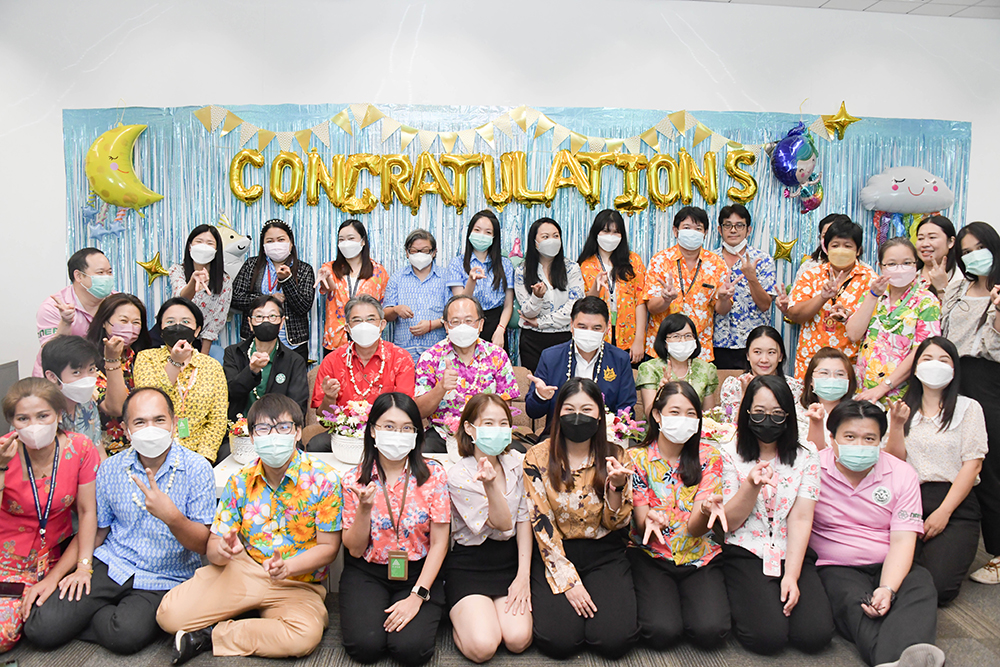 เจ้าหน้าที่กองสิ่งแวดล้อมชุมชนและพื้นที่เฉพาะ พร้อมกับผู้บริหาร ถ่ายภาพร่วมกัน เจ้าหน้าที่กองสิ่งแวดล้อมชุมชนและพื้นที่เฉพาะ พร้อมกับผู้บริหาร ถ่ายภาพร่วมกัน