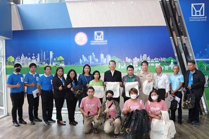 ดร.ธีรภัทร ประยูรสิทธิ กรรมการการเคหะแห่งชาติ ในฐานะประธานคณะกรรมการการจัดการความรู้และนวัตกรรม พร้อมด้วย นายวรพล จันทร์งาม กรรมการ (ผู้ทรงคุณวุฒิ) นางสาววนิดา สุทธิช่วย ผู้ช่วยผู้ว่าการการเคหะแห่งชาติ รวมถึงผู้บริหารและผู้ปฏิบัติงาน การเคหะแห่งชาติที่เกี่ยวข้องร่วมลงพื้นที่ตลาดห้วยขวางและโครงการเคหะชุมชนห้วยขวางเพื่อสำรวจสภาพสิ่งแวดล้อม ความสะอาด การบริหารจัดการขยะ น้ำเสีย กลิ่น และฝุ่นในพื้นที่ตลาดและชุมชน พร้อมร่วมรณรงค์ลดการใช้ถุงพลาสติก ดร.ธีรภัทร ประยูรสิทธิ กรรมการการเคหะแห่งชาติ ในฐานะประธานคณะกรรมการการจัดการความรู้และนวัตกรรม พร้อมด้วย นายวรพล จันทร์งาม กรรมการ (ผู้ทรงคุณวุฒิ) นางสาววนิดา สุทธิช่วย ผู้ช่วยผู้ว่าการการเคหะแห่งชาติ รวมถึงผู้บริหารและผู้ปฏิบัติงาน
การเคหะแห่งชาติที่เกี่ยวข้องร่วมลงพื้นที่ตลาดห้วยขวางและโครงการเคหะชุมชนห้วยขวางเพื่อสำรวจสภาพสิ่งแวดล้อม ความสะอาด การบริหารจัดการขยะ น้ำเสีย กลิ่น และฝุ่นในพื้นที่ตลาดและชุมชน พร้อมร่วมรณรงค์ลดการใช้ถุงพลาสติก