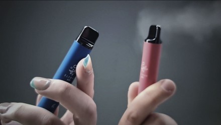 บุหรี่ไฟฟ้า 2 สี แบบใช้แล้วทิ้ง บุหรี่ไฟฟ้า 2 สี แบบใช้แล้วทิ้ง