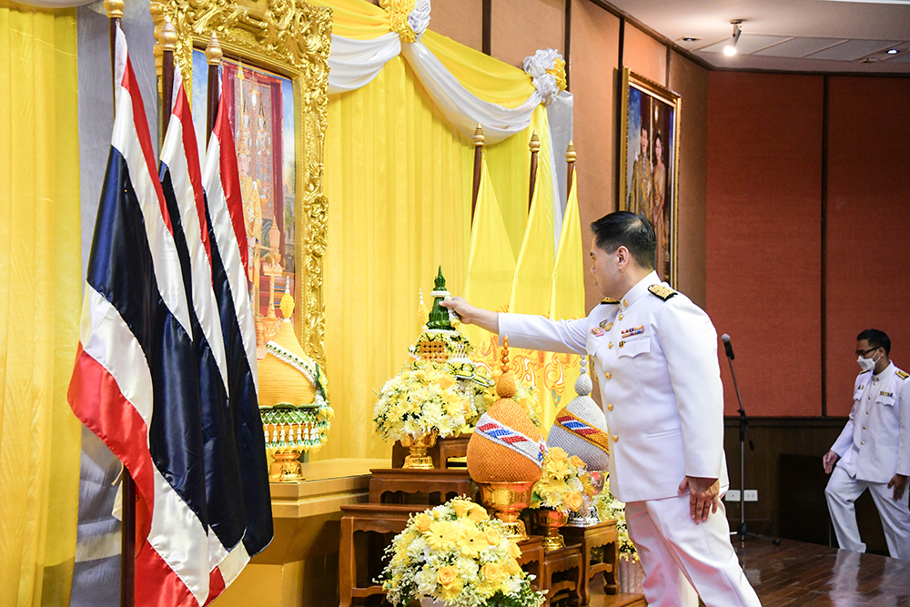 นายวราวุธ ศิลปอาชา รัฐมนตรีว่าการกระทรวงทรัพยากรธรรมชาติและสิ่งแวดล้อม เปิดกรวยกระทงดอกไม้ถวายราชสักการะพระบรมฉายาลักษณ์ นายวราวุธ ศิลปอาชา รัฐมนตรีว่าการกระทรวงทรัพยากรธรรมชาติและสิ่งแวดล้อม เปิดกรวยกระทงดอกไม้ถวายราชสักการะพระบรมฉายาลักษณ์