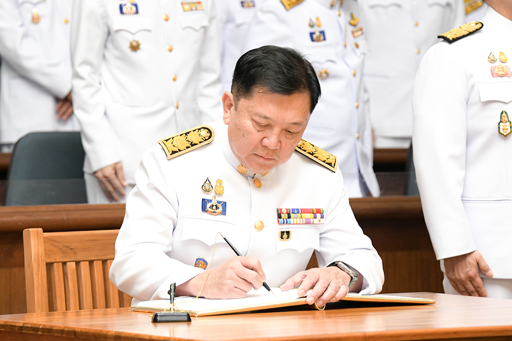 นายจตุพร บุรุษพัฒน์ ปลัดกระทรวงทรัพยากรธรรมชาติและสิ่งแวดล้อม ลงนามถวายพระพร นายจตุพร บุรุษพัฒน์ ปลัดกระทรวงทรัพยากรธรรมชาติและสิ่งแวดล้อม ลงนามถวายพระพร