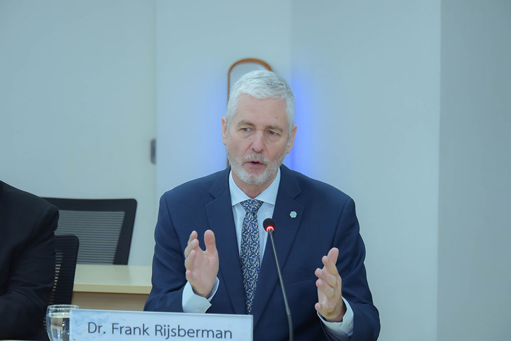 Dr. Frank Rijsberman Director General ของสถาบันเพื่อการพัฒนาที่เป็นมิตรกับสิ่งแวดล้อมโลก (Global Green Growth Institute: GGGI) Dr. Frank Rijsberman Director General ของสถาบันเพื่อการพัฒนาที่เป็นมิตรกับสิ่งแวดล้อมโลก (Global Green Growth Institute: GGGI)