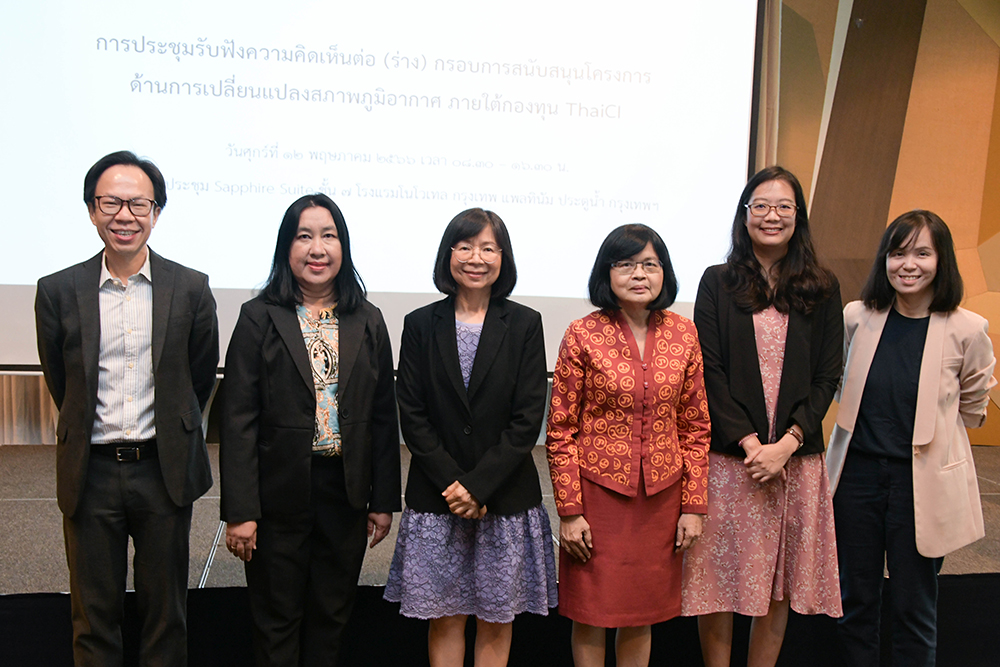 รองเลขาธิการ สผ. และผู้อำนวยการ ถ่ายภาพร่วมกัน รองเลขาธิการ สผ. และผู้อำนวยการ ถ่ายภาพร่วมกัน