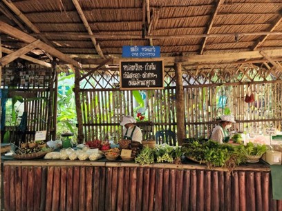 ชาวบ้านนำพืชผักสวนครัวมาจำหน่ายให้ประชาชนในชุมชน ชาวบ้านนำพืชผักสวนครัวมาจำหน่ายให้ประชาชนในชุมชน