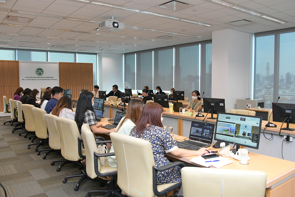 ผู้เข้าร่วมประชุม ณ ห้องประชุม 1002 อาคารทิปโก้ 2 สผ. ผู้เข้าร่วมประชุม ณ ห้องประชุม 1002 อาคารทิปโก้ 2 สผ.
