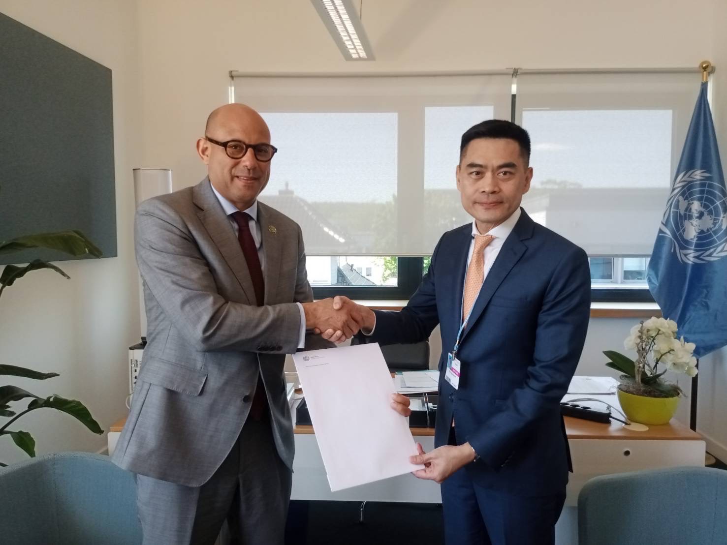 r.Simon Stiell, UNFCCC Executive Secretary (เลขาธิการบริหาร สำนักเลขาธิการอนุสัญญาสหประชาชาติว่าด้วยการเปลี่ยนแปลงสภาพภูมิอากาศ: UNFCCC Secretariat) กับ ดร.พิรุณ สัยยะสิทธิ์พานิช เลขาธิการ สผ. ารือการจัดการประชุมด้านการเงินเพื่อการเปลี่ยนแปลงสภาพภูมิอากาศ ที่กรุงเทพมหานคร r.Simon Stiell, UNFCCC Executive Secretary (เลขาธิการบริหาร สำนักเลขาธิการอนุสัญญาสหประชาชาติว่าด้วยการเปลี่ยนแปลงสภาพภูมิอากาศ: UNFCCC Secretariat) กับ ดร.พิรุณ สัยยะสิทธิ์พานิช เลขาธิการ สผ. ารือการจัดการประชุมด้านการเงินเพื่อการเปลี่ยนแปลงสภาพภูมิอากาศ ที่กรุงเทพมหานคร