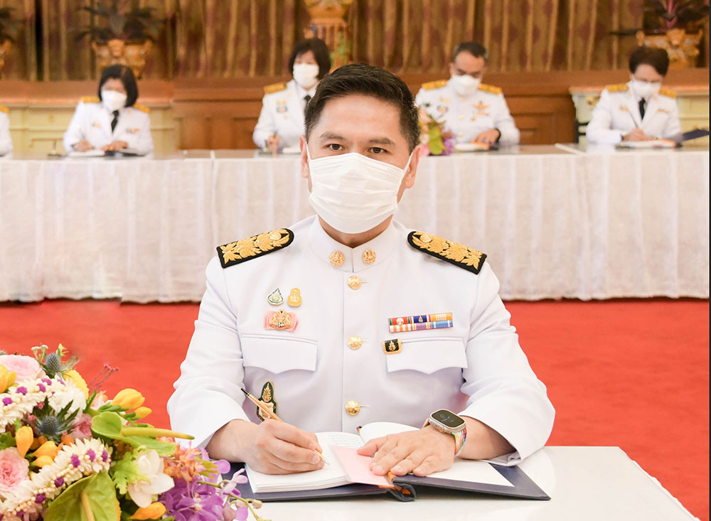 นายวราวุธ ศิลปอาชา รัฐมนตรีว่าการกระทรวงทรัพยากรธรรมชาติและสิ่งแวดล้อม นายวราวุธ ศิลปอาชา รัฐมนตรีว่าการกระทรวงทรัพยากรธรรมชาติและสิ่งแวดล้อม