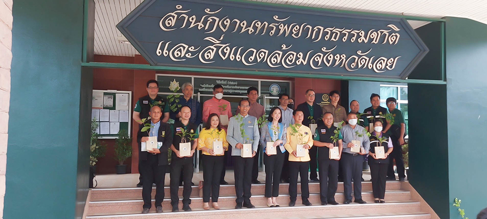 นางชญานันท์ ภักดีจิตต์ รองปลัดกระทรวงทรัพยากรธรรมชาติและสิ่งแวดล้อมกับเจ้าหน้าที่สผ.รวมกันปลูกต้นไม้ นางชญานันท์ ภักดีจิตต์ รองปลัดกระทรวงทรัพยากรธรรมชาติและสิ่งแวดล้อมกับเจ้าหน้าที่สผ.รวมกันปลูกต้นไม้