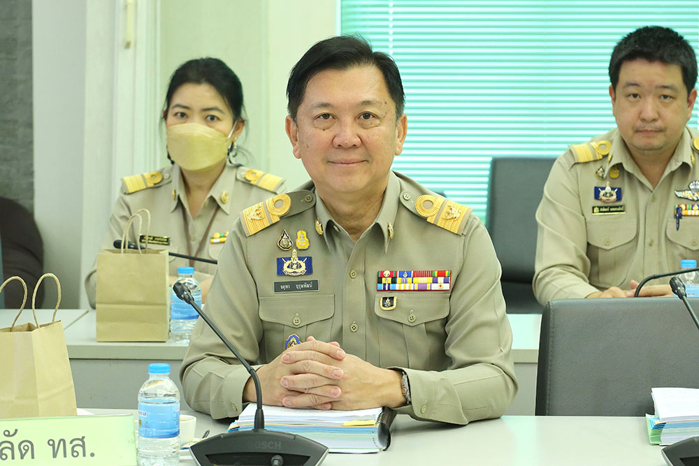 นายจตุพร บุรุษพัฒน์ ปลัดกระทรวงทรัพยากรธรรมชาติและสิ่งแวดล้อม กรรมการและเลขานุการ นายจตุพร บุรุษพัฒน์ ปลัดกระทรวงทรัพยากรธรรมชาติและสิ่งแวดล้อม กรรมการและเลขานุการ