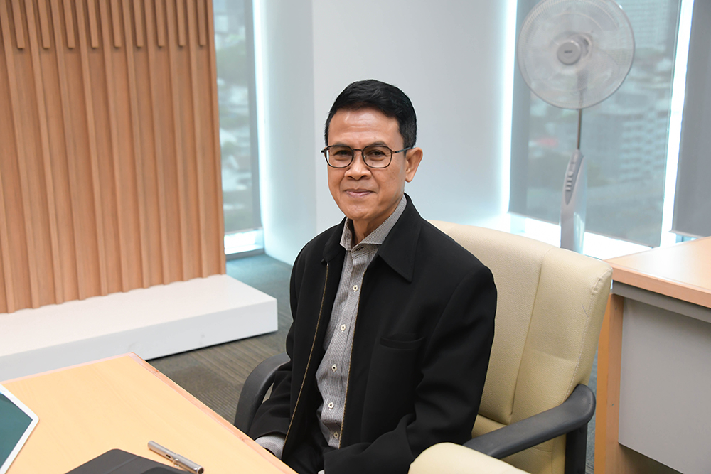 นายสุโข อุบลทิพย์ กรรมการผู้ทรงคุณวุฒิ เข้าร่วมด้วยการประชุม นายสุโข อุบลทิพย์ กรรมการผู้ทรงคุณวุฒิ เข้าร่วมด้วยการประชุม