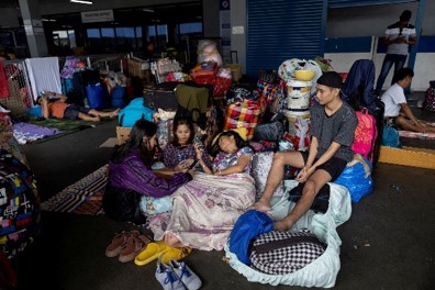 ผู้โดยสารที่พักอยู่ในสนามบินเนื่องจากเที่ยวบินถูกยกเลิกจากไต้ฝุ่น ผู้โดยสารที่พักอยู่ในสนามบินเนื่องจากเที่ยวบินถูกยกเลิกจากไต้ฝุ่น