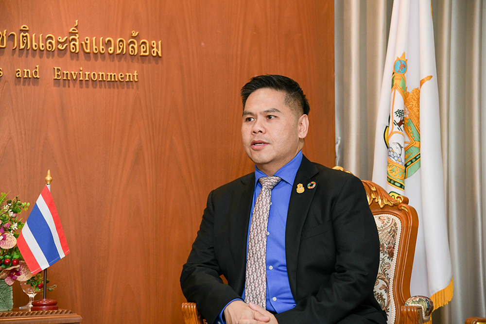 นายวราวุธ ศิลปอาชา รัฐมนตรีว่าการกระทรวงทรัพยากรธรรมชาติและสิ่งแวดล้อม (รมว.ทส.) พูดคุยกับเอกอัครราชทูตวิสามัญผู้มีอำนาจเต็มแห่งสหพันธ์สาธารณรัฐเยอรมนีประจำประเทศไทย นายวราวุธ ศิลปอาชา รัฐมนตรีว่าการกระทรวงทรัพยากรธรรมชาติและสิ่งแวดล้อม (รมว.ทส.) พูดคุยกับเอกอัครราชทูตวิสามัญผู้มีอำนาจเต็มแห่งสหพันธ์สาธารณรัฐเยอรมนีประจำประเทศไทย