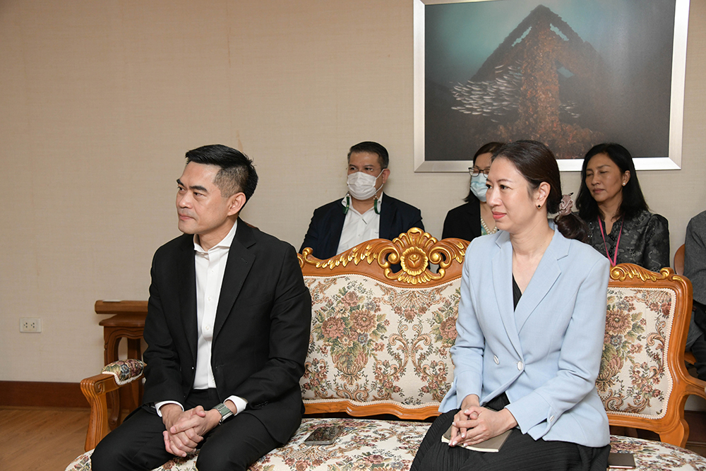 นายพิรุณ สัยยะสิทธิ์พานิช เลขาธิการ สผ. พร้อมทั้งเจ้าหน้าที่ สำนักงานนโยบายและแผนทรัพยากรธรรมชาติและสิ่งแวดล้อม เข้าร่วมพูดคุยกับเอกอัครราชทูตวิสามัญผู้มีอำนาจเต็มแห่งสหพันธ์สาธารณรัฐเยอรมนี นายพิรุณ สัยยะสิทธิ์พานิช เลขาธิการ สผ. พร้อมทั้งเจ้าหน้าที่ สำนักงานนโยบายและแผนทรัพยากรธรรมชาติและสิ่งแวดล้อม เข้าร่วมพูดคุยกับเอกอัครราชทูตวิสามัญผู้มีอำนาจเต็มแห่งสหพันธ์สาธารณรัฐเยอรมนี