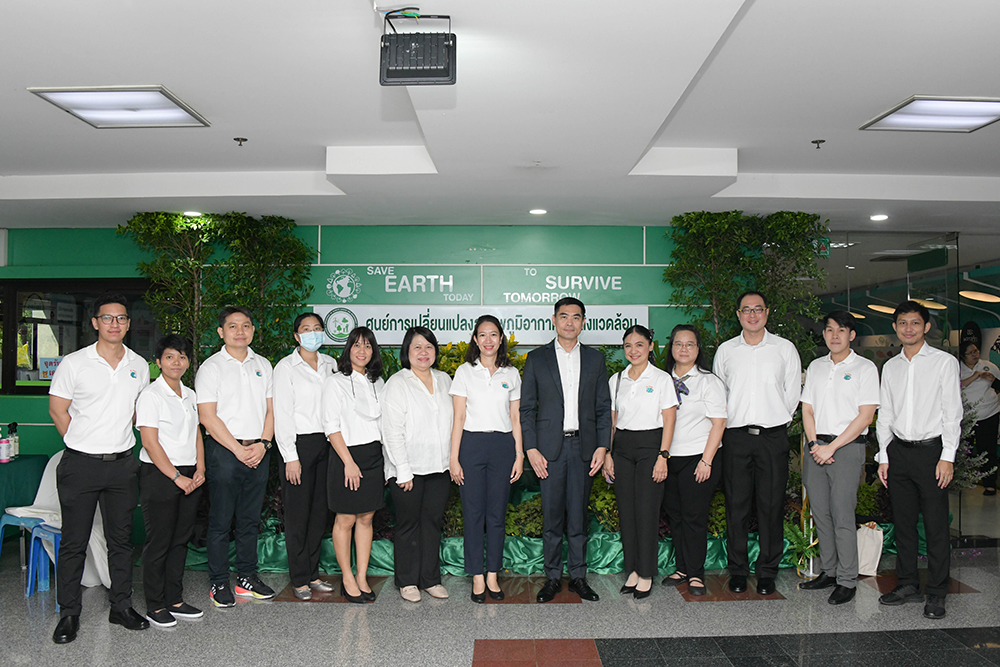 ดร.พิรุณ สัยยะสิทธิ์พานิช เลขาธิการ สผ. นำผู้บริหารหาร และเจ้าหน้าที่ สผ. จัดนิทรรศการให้ความรู้และเข้าร่วมพิธีเปิดศูนย์การเปลี่ยนแปลงสภาพภูมิอากาศและสิ่งแวดล้อม ดร.พิรุณ สัยยะสิทธิ์พานิช เลขาธิการ สผ. นำผู้บริหารหาร และเจ้าหน้าที่ สผ. จัดนิทรรศการให้ความรู้และเข้าร่วมพิธีเปิดศูนย์การเปลี่ยนแปลงสภาพภูมิอากาศและสิ่งแวดล้อม