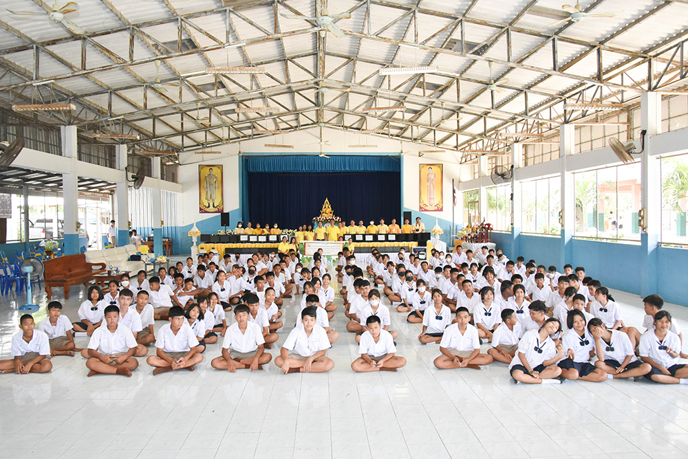 คณะผู้แทนสผ. ถ่ายภาพร่วมกับครู และเด็กน้องๆ นักเรียน ขณะส่งมอบครุภัณฑ์คอมพิวเตอร์ โรงเรียนบ้านวังเพลิง จังหวัดลพบุรี คณะผู้แทนสผ. ถ่ายภาพร่วมกับครู และเด็กน้องๆ นักเรียน ขณะส่งมอบครุภัณฑ์คอมพิวเตอร์ โรงเรียนบ้านวังเพลิง จังหวัดลพบุรี