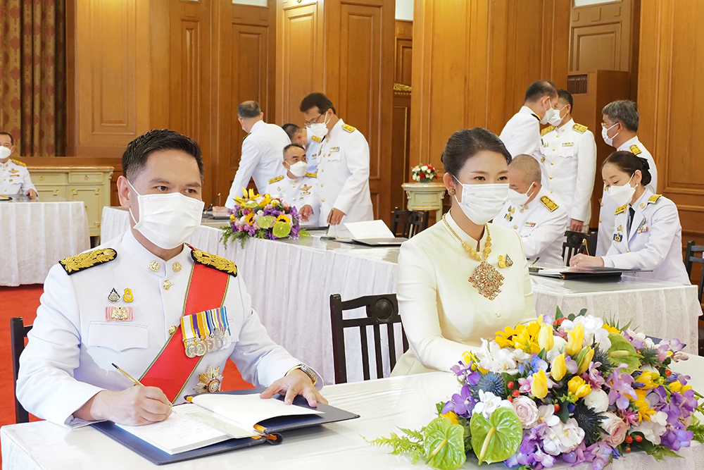 นายวราวุธ ศิลปอาชา รัฐมนตรีว่าการกระทรวงทรัพยากรธรรมชาติและสิ่งแวดล้อม พร้อมด้วยภรรยา นำคณะคณะผู้บริหาร ทส. และ สผ. ร่วมลงนามถวายพระพร นายวราวุธ ศิลปอาชา รัฐมนตรีว่าการกระทรวงทรัพยากรธรรมชาติและสิ่งแวดล้อม พร้อมด้วยภรรยา นำคณะคณะผู้บริหาร ทส. และ สผ. ร่วมลงนามถวายพระพร