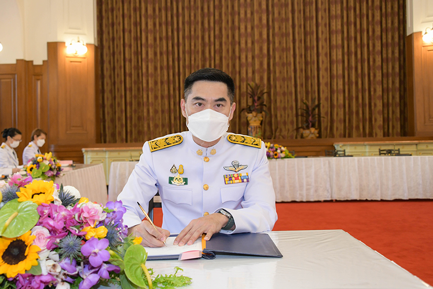 ดร. พิรุณ สัยยะสิทธิ์พานิช เลขาธิการ สผ. วมลงนามถวายพระพร พระบาทสมเด็จพระเจ้าอยู่หัว ณ ศาลาสหทัยสมาคม พระบรมมหาราชวัง
