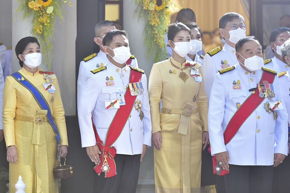 นายวราวุธ ศิลปอาชา รัฐมนตรีว่าการกระทรวงทรัพยากรธรรมชาติและสิ่งแวดล้อม (รมว.ทส.) และภริยา ร่วมเข้าเฝ้าฯ รับเสด็จ ณ ตึกสันติไมตรี ทำเนียบรัฐบาล ๑