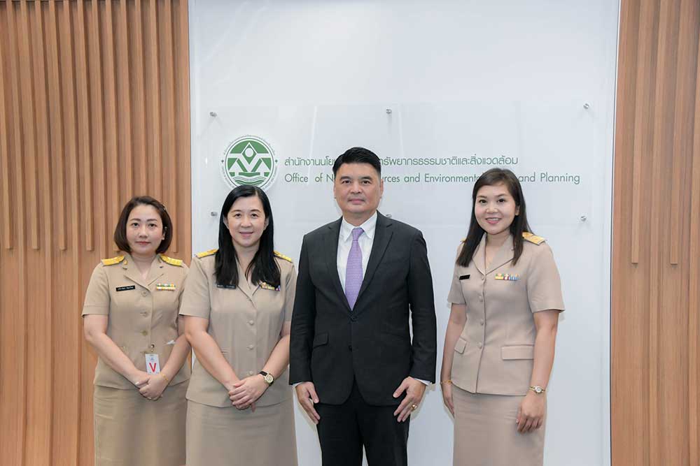 นายจิรวัฒน์ ระติสุนทร รองเลขาธิการ สำนักงานนโยบายและแผนทรัพยากรธรรมชาติและสิ่งแวดล้อม และ เจ้าหน้าที่จากกองบรรณาธิการ สำนักกฎหมาย สำนักงานเลขาธิการวุฒิสภา นายจิรวัฒน์ ระติสุนทร รองเลขาธิการ สำนักงานนโยบายและแผนทรัพยากรธรรมชาติและสิ่งแวดล้อม และ เจ้าหน้าที่จากกองบรรณาธิการ สำนักกฎหมาย สำนักงานเลขาธิการวุฒิสภา