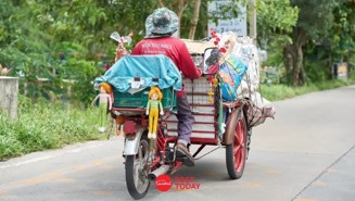 เก็บขยะพลาสติก เพื่อนำไปรีไซเคิล เก็บขยะพลาสติก เพื่อนำไปรีไซเคิล