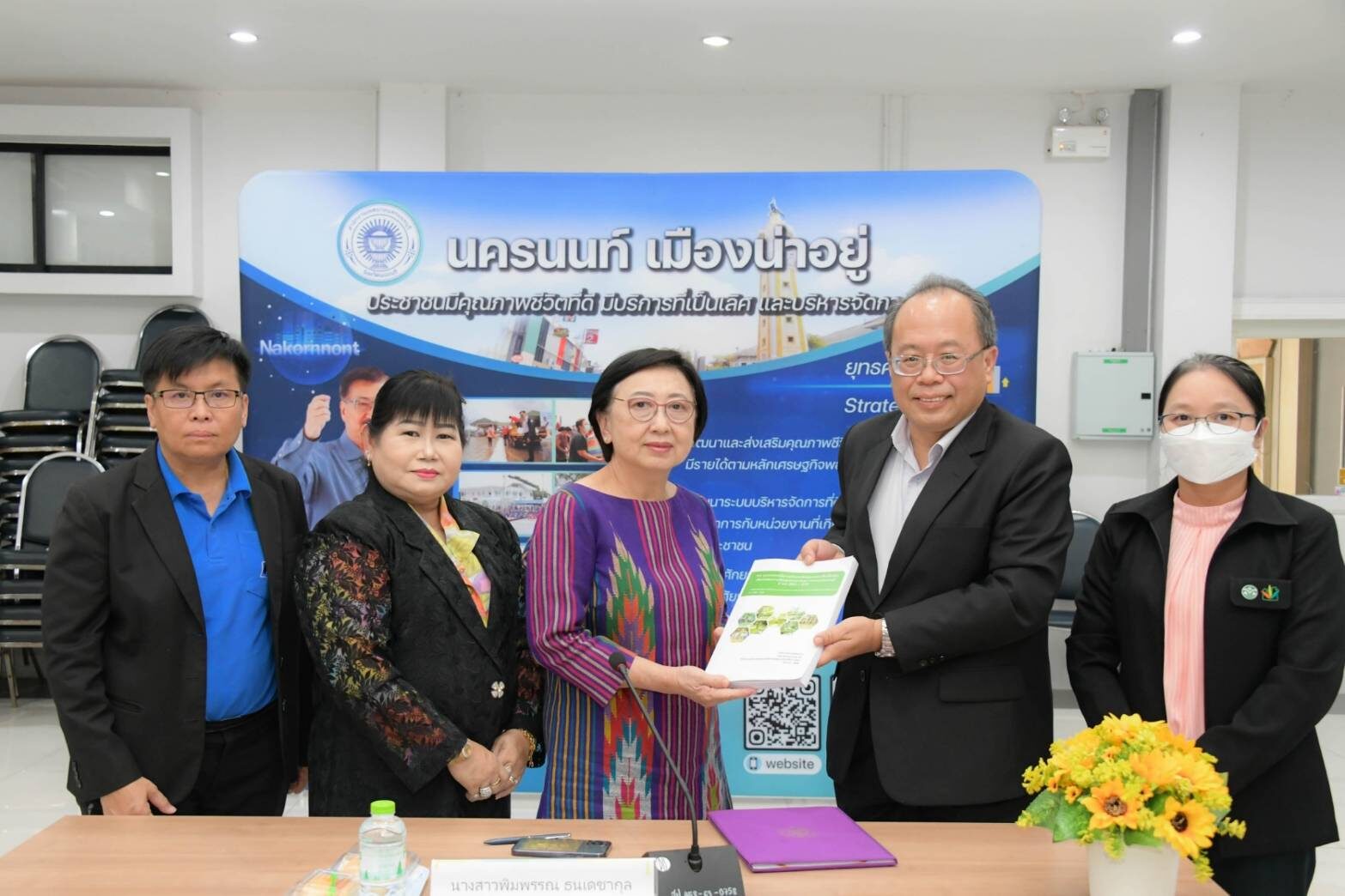 น.ส.พิมพรรณ ธนเดชากุล รองนายกเทศมนตรีนครนนทบุรี และนายอิศรพันธ์ กาญจนเรขา ผอ.กองสิ่งแวดล้อมชุมชนและพื้นที่เฉพาะ สผ. ผู้บริหาร เจ้าหน้าที่เทศบาลนครนนทบุรี ผู้แทนหน่วยงานภาครัฐ น.ส.พิมพรรณ ธนเดชากุล รองนายกเทศมนตรีนครนนทบุรี และนายอิศรพันธ์ กาญจนเรขา ผอ.กองสิ่งแวดล้อมชุมชนและพื้นที่เฉพาะ สผ. ผู้บริหาร เจ้าหน้าที่เทศบาลนครนนทบุรี ผู้แทนหน่วยงานภาครัฐ