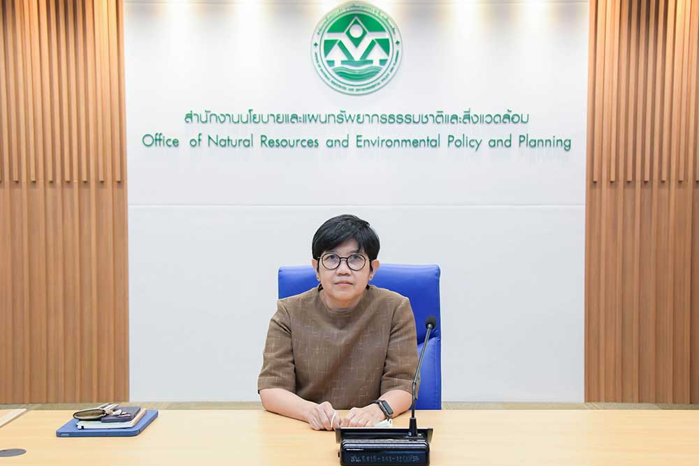 นางณัฐิยา ลาภเลิศสุข ผู้อำนวยการกองติดตามประเมินผลสิ่งแวดล้อม เป็นประธานการประชุม นางณัฐิยา ลาภเลิศสุข ผู้อำนวยการกองติดตามประเมินผลสิ่งแวดล้อม เป็นประธานการประชุม