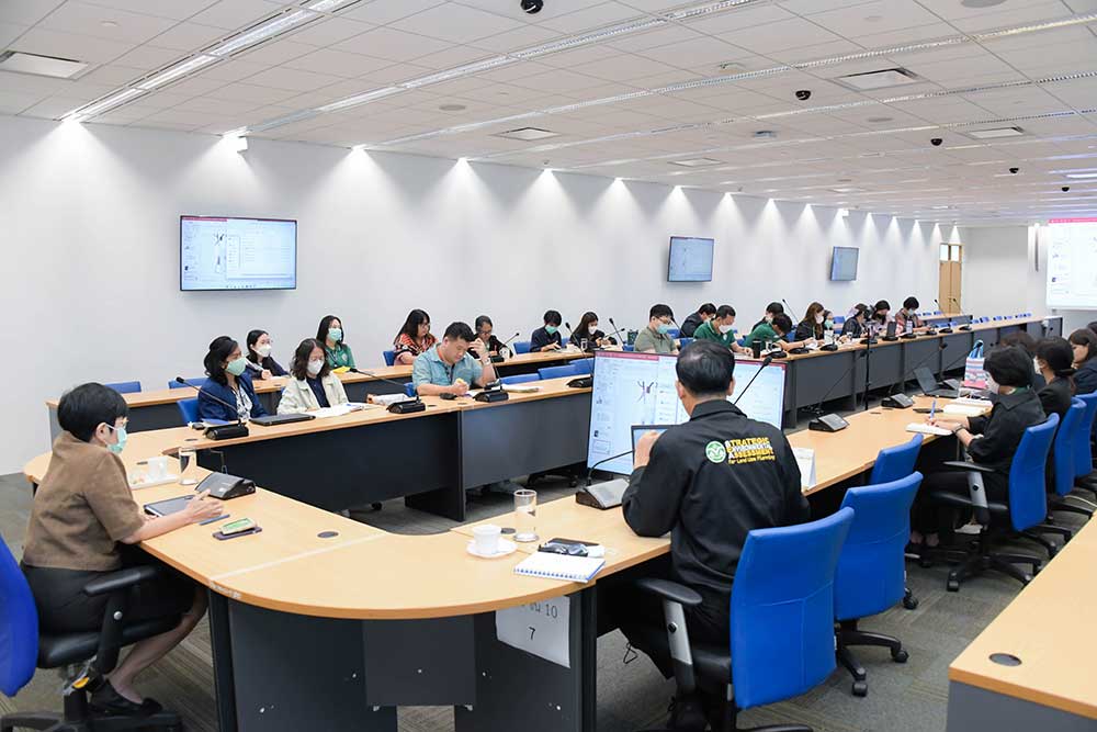 โดยมีคณะทำงานและเจ้าหน้าที่ สผ. เข้าร่วมประชุมฯ ประมาณ 40 คน โดยมีคณะทำงานและเจ้าหน้าที่ สผ. เข้าร่วมประชุมฯ ประมาณ 40 คน