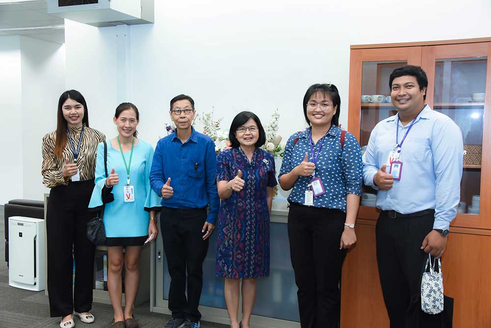 เมื่อวันที่ 18 สิงหาคม 2566 เวลา 09.00 น. คณะกรรมการตรวจประเมินหน่วยงานต้นแบบการลด คัดแยกขยะมูลฝอยและของเสียอันตราย เข้าตรวจประเมินหน่วยงานต้นแบบฯ ณ ที่ทำการชั่วคราว สผ. อาคารทิปโก้ทาวเวอร์ 2 เพื่อให้การลด และคัดแยกขยะมูลฝอยในหน่วยงานภาครัฐเป็นไปอย่างมีประสิทธิภาพ ทั้งนี้ ดร.พิรุณ สัยยะสิทธิ์พานิช เลขาธิการ สผ. และผู้บริหาร สผ. ได้เล็งเห็นและตระหนักถึงความสำคัญนี้ จึงได้กำหนดนโยบายการจัดการขยะ ด้วยการลดการใช้ถุงพลาสติกหูหิ้ว แก้วพลาสติก หลอดพลาสติก และเลิกใช้กล่องโฟม ซึ่งมีคณะทำงานปฏิบัติการลด และคัดแยกขยะมูลฝอย ดำเนินการส่งเสริมและติดตามผลการลดขยะอย่างต่อเนื่อง ซึ่งได้รับความร่วมมือจากเจ้าหน้าที่ สผ. เป็นอย่างดี ในการร่วมเป็นส่วนหนึ่งของการแก้ไขปัญหาขยะที่ต้นทาง โดยมี นางสาวธุวานันท์ ยุกติรัตน เลขานุการกรม เป็นผู้นำคณะกรรมการเข้าตรวจประเมินดังกล่าว เมื่อวันที่ 18 สิงหาคม 2566 เวลา 09.00 น. คณะกรรมการตรวจประเมินหน่วยงานต้นแบบการลด คัดแยกขยะมูลฝอยและของเสียอันตราย เข้าตรวจประเมินหน่วยงานต้นแบบฯ ณ ที่ทำการชั่วคราว สผ. อาคารทิปโก้ทาวเวอร์ 2 เพื่อให้การลด และคัดแยกขยะมูลฝอยในหน่วยงานภาครัฐเป็นไปอย่างมีประสิทธิภาพ ทั้งนี้ ดร.พิรุณ สัยยะสิทธิ์พานิช เลขาธิการ สผ. และผู้บริหาร สผ. ได้เล็งเห็นและตระหนักถึงความสำคัญนี้ จึงได้กำหนดนโยบายการจัดการขยะ ด้วยการลดการใช้ถุงพลาสติกหูหิ้ว แก้วพลาสติก หลอดพลาสติก และเลิกใช้กล่องโฟม ซึ่งมีคณะทำงานปฏิบัติการลด และคัดแยกขยะมูลฝอย ดำเนินการส่งเสริมและติดตามผลการลดขยะอย่างต่อเนื่อง ซึ่งได้รับความร่วมมือจากเจ้าหน้าที่ สผ. เป็นอย่างดี ในการร่วมเป็นส่วนหนึ่งของการแก้ไขปัญหาขยะที่ต้นทาง โดยมี นางสาวธุวานันท์ ยุกติรัตน เลขานุการกรม เป็นผู้นำคณะกรรมการเข้าตรวจประเมินดังกล่าว