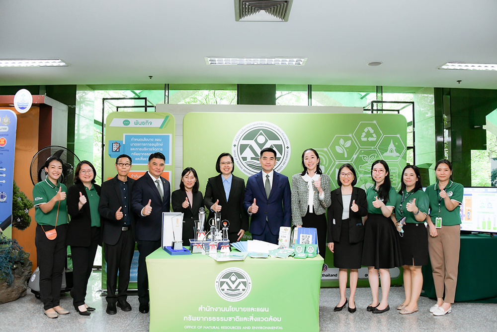 ทีมผู้บริหารกระทรวงฯ สผ. ถ่ายภาพร่วมกันกับทีมผู้บริหาร สำนักงาน กพร. ทีมผู้บริหารกระทรวงฯ สผ. ถ่ายภาพร่วมกันกับทีมผู้บริหาร สำนักงาน กพร.