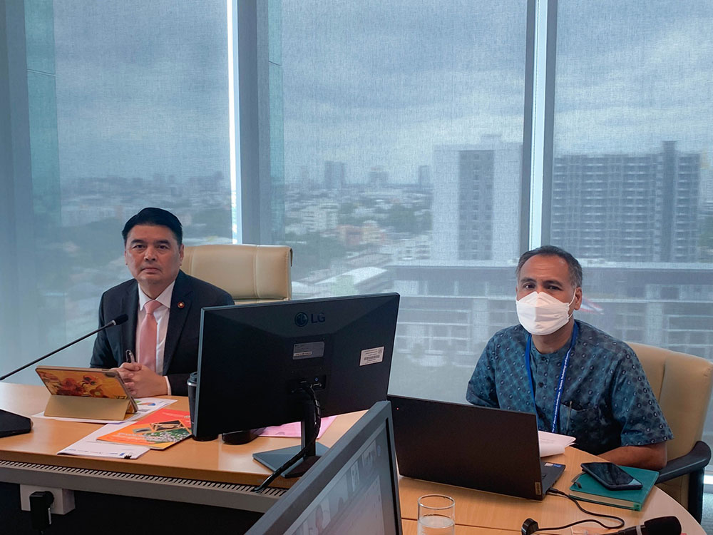 นายจิรวัฒน์ ระติสุนทร รองเลขาธิการ สผ. และผู้แทนจากกลุ่มงาน กลช. ปรึกษาหารือร่วมกัน นายจิรวัฒน์ ระติสุนทร รองเลขาธิการ สผ. และผู้แทนจากกลุ่มงาน กลช. ปรึกษาหารือร่วมกัน