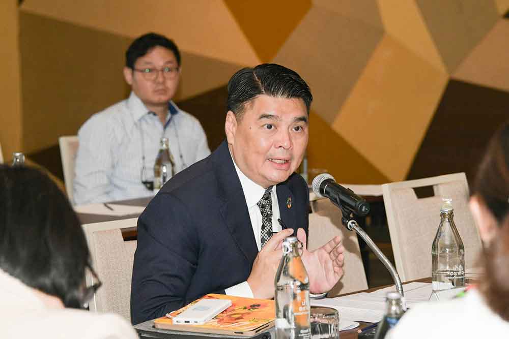 นายจิรวัฒน์ ระติสุนทร รองเลขาธิการ สผ. เป็นประธานการประชุม นายจิรวัฒน์ ระติสุนทร รองเลขาธิการ สผ. เป็นประธานการประชุม