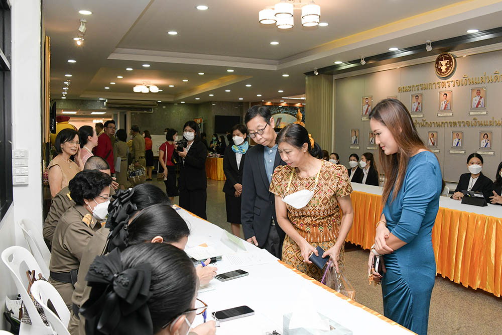 นางสาวธุวานันท์ ยุกติรัตน เลขานุการกรม และนางสาวจรัชยา บำรุง ผู้อำนวยการกลุ่มงานคลังและพัสดุ ผู้แทนสำนักงานนโยบายและแผนทรัพยากรธรรมชาติและสิ่งแวดล้อม ร่วมแสดงความยินดีในโอกาส ครบรอบ 108 ปี นางสาวธุวานันท์ ยุกติรัตน เลขานุการกรม และนางสาวจรัชยา บำรุง ผู้อำนวยการกลุ่มงานคลังและพัสดุ ผู้แทนสำนักงานนโยบายและแผนทรัพยากรธรรมชาติและสิ่งแวดล้อม ร่วมแสดงความยินดีในโอกาส ครบรอบ 108 ปี