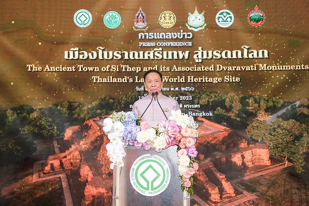 พลตำรวจเอก พัชรวาท วงษ์สุวรรณ รองนายกรัฐมนตรี และรัฐมนตรีว่าการกระทรวงทรัพยากรธรรมชาติและสิ่งแวดล้อม ในฐานะประธานกรรมการแห่งชาติว่าด้วยอนุสัญญาคุ้มครองมรดกโลก เป็นประธานแถลงข่าว การประกาศขึ้นทะเบียนเมืองโบราณศรีเทพ เป็นมรดกโลกโลก พลตำรวจเอก พัชรวาท วงษ์สุวรรณ รองนายกรัฐมนตรี และรัฐมนตรีว่าการกระทรวงทรัพยากรธรรมชาติและสิ่งแวดล้อม ในฐานะประธานกรรมการแห่งชาติว่าด้วยอนุสัญญาคุ้มครองมรดกโลก เป็นประธานแถลงข่าว การประกาศขึ้นทะเบียนเมืองโบราณศรีเทพ เป็นมรดกโลกโลก