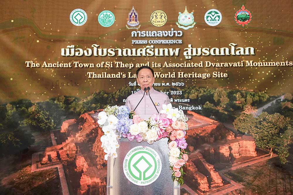 พลตำรวจเอก พัชรวาท วงษ์สุวรรณ รองนายกรัฐมนตรี และรัฐมนตรีว่าการกระทรวงทรัพยากรธรรมชาติและสิ่งแวดล้อม ในฐานะประธานกรรมการแห่งชาติว่าด้วยอนุสัญญาคุ้มครองมรดกโลก เป็นประธานแถลงข่าว การประกาศขึ้นทะเบียนเมืองโบราณศรีเทพ เป็นมรดกโลกโลก