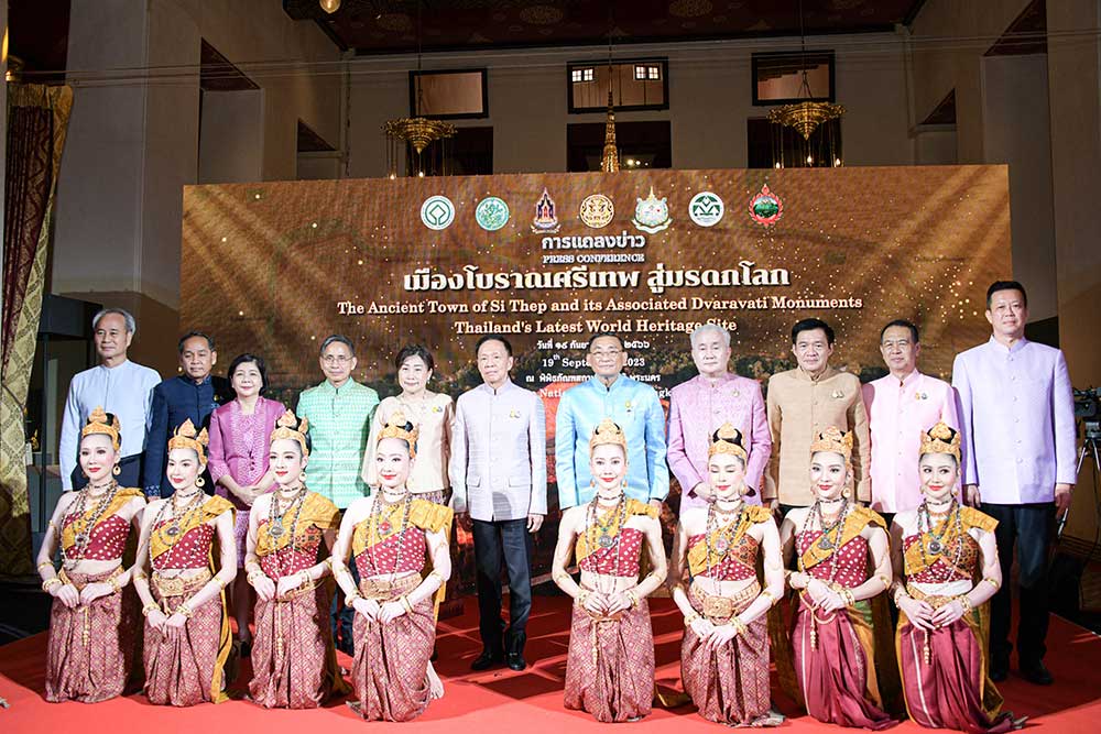 คณะผู้บริหารถ่ายภาพร่วมกัน คณะผู้บริหารถ่ายภาพร่วมกัน
