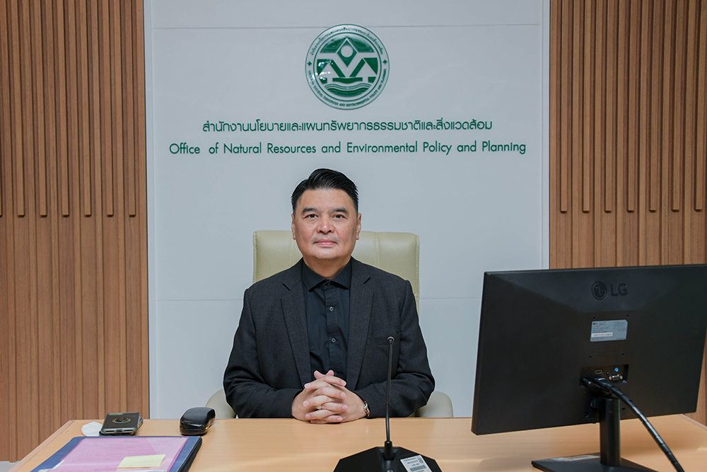 นายจิรวัฒน์ ระติสุนทร รองเลขาธิการสำนักงานนโยบายและแผนทรัพยากรธรรมชาติและสิ่งแวดล้อม เป็นประธานในการประชุม นายจิรวัฒน์ ระติสุนทร รองเลขาธิการสำนักงานนโยบายและแผนทรัพยากรธรรมชาติและสิ่งแวดล้อม เป็นประธานในการประชุม