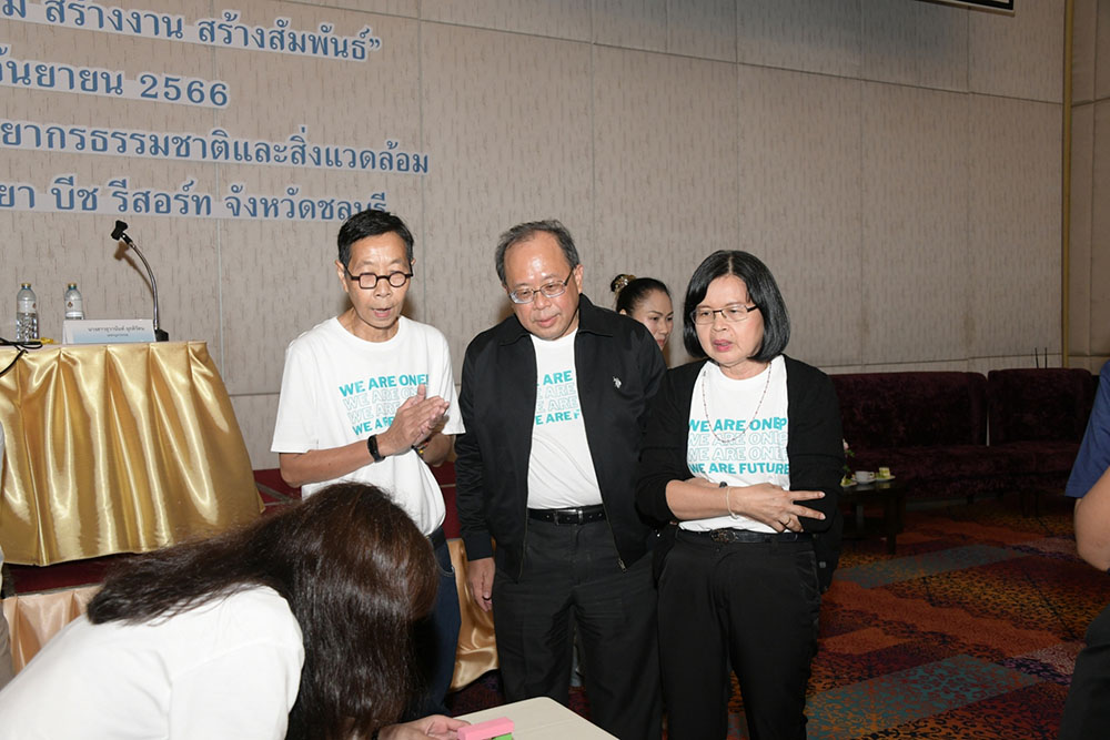 นางสาวธุวานันท์ ยุกติรัตน เลขานุการกรม นายอิศรพันธ์ กาญจนเรขา ผู้อำนวยการกองสิ่งแวดล้อมชุมชนและพื้นที่เฉพาะ และ นางอินทิรา เอื้อมลฉัตร รองเลขาธิการสำนักงานนโยบายและแผนทรัพยากรธรรมชาติและสิ่งแวดล้อม นางสาวธุวานันท์ ยุกติรัตน เลขานุการกรม นายอิศรพันธ์ กาญจนเรขา ผู้อำนวยการกองสิ่งแวดล้อมชุมชนและพื้นที่เฉพาะ และ นางอินทิรา เอื้อมลฉัตร รองเลขาธิการสำนักงานนโยบายและแผนทรัพยากรธรรมชาติและสิ่งแวดล้อม