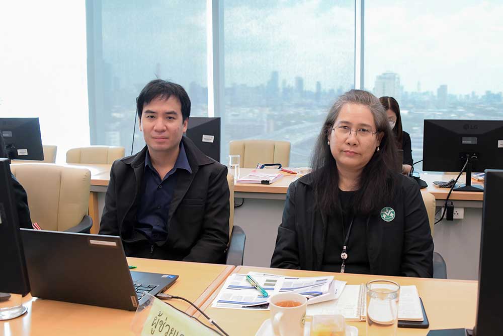 นางสาวสโรชา หรุ่นศิริ ผู้อำนวยการกลุ่มงานจัดการสิ่งแวดล้อมธรรมชาติ และ นายสราวุธ วงศ์ทรัพย์สิน ทำหน้าที่ผู้ช่วยเลขานุการ นางสาวสโรชา หรุ่นศิริ ผู้อำนวยการกลุ่มงานจัดการสิ่งแวดล้อมธรรมชาติ และ นายสราวุธ วงศ์ทรัพย์สิน ทำหน้าที่ผู้ช่วยเลขานุการ