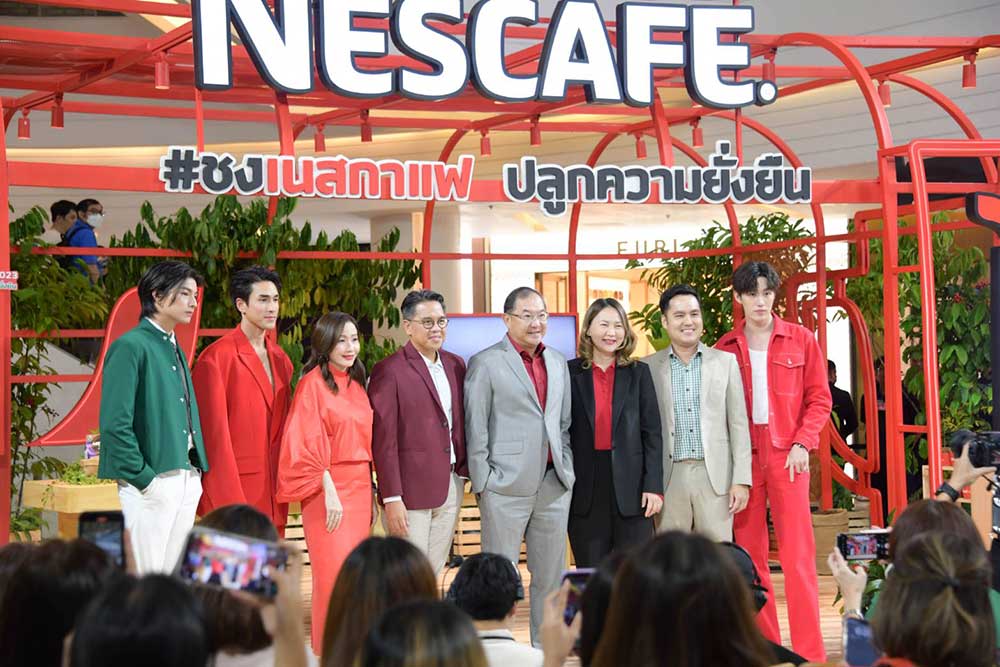 เหล่าผู้บริหารและนักแสดงถ่ายภาพหมู่ร่วมกันภายในงาน “เนสกาแฟ เดย์” เหล่าผู้บริหารและนักแสดงถ่ายภาพหมู่ร่วมกันภายในงาน “เนสกาแฟ เดย์”