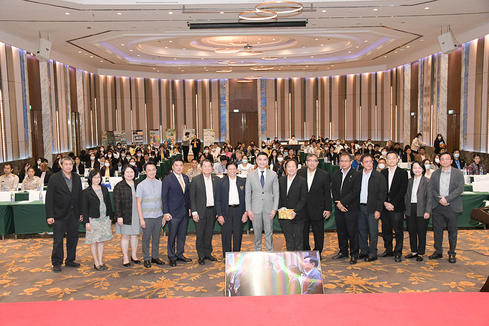 ผู้บริหารถ่ายภาพกับผู้เข้าร่วมประชุม ผู้บริหารถ่ายภาพกับผู้เข้าร่วมประชุม